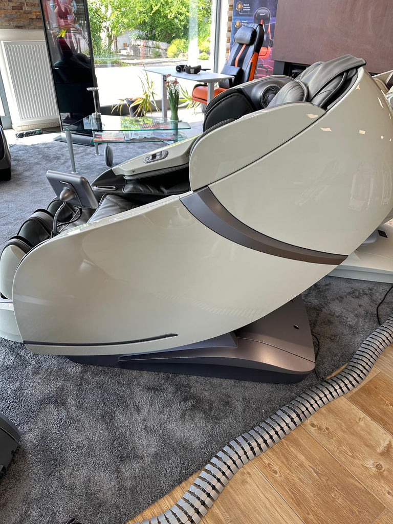 Casada Skyliner II exhibitor in white/grey